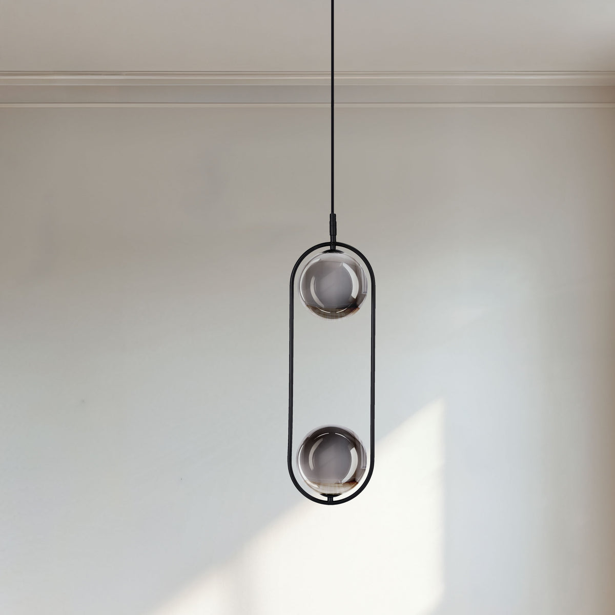 Lampa wisząca CORDEL elegancka - czarna z grafitowymi kloszami kulkami - minimalistyczne oświetlenie salonu 2x G9 LED
